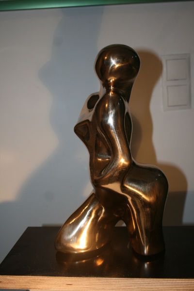 images/onlinegalerie/Proebstle Editha Sich Herzeigende 1972 Bronzeplastik 32 cm .jpg